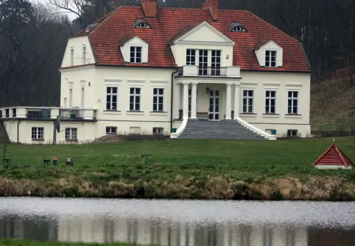 Dworek Sikorskiego w Chobielinie - historia, architektura i zwiedzanie