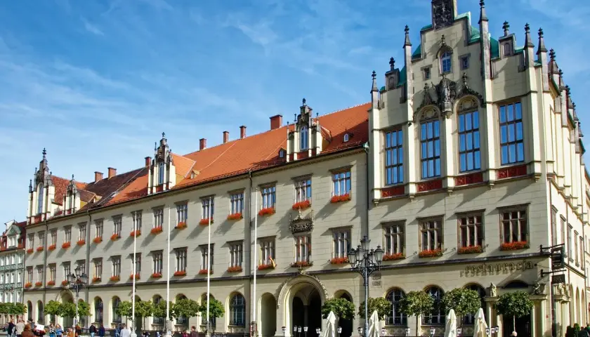 Rynek we Wrocławiu, z piękną kamienicą i kawiarnianymi ogródkami. Ciekawostki o Wrocławiu czekają na odkrycie!