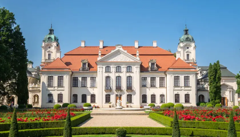 Pałac w Kozłówce z pięknymi ogrodami, fontanną i kwitnącymi różami. Wspaniałe kozłówka atrakcje zachwycają o każdej porze roku.