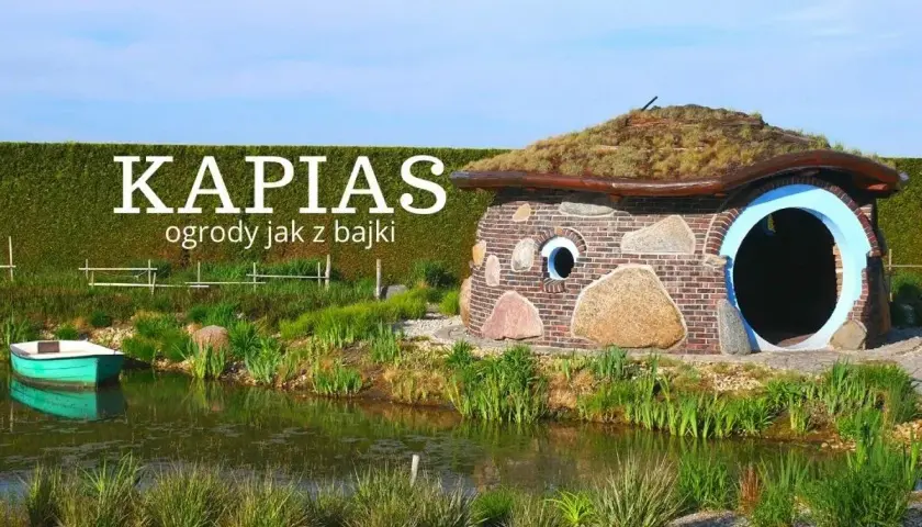 Ogrody Kapias jak z bajki, z domkiem hobbitów i łódką. Sprawdź ogrody kapias cena biletu.
