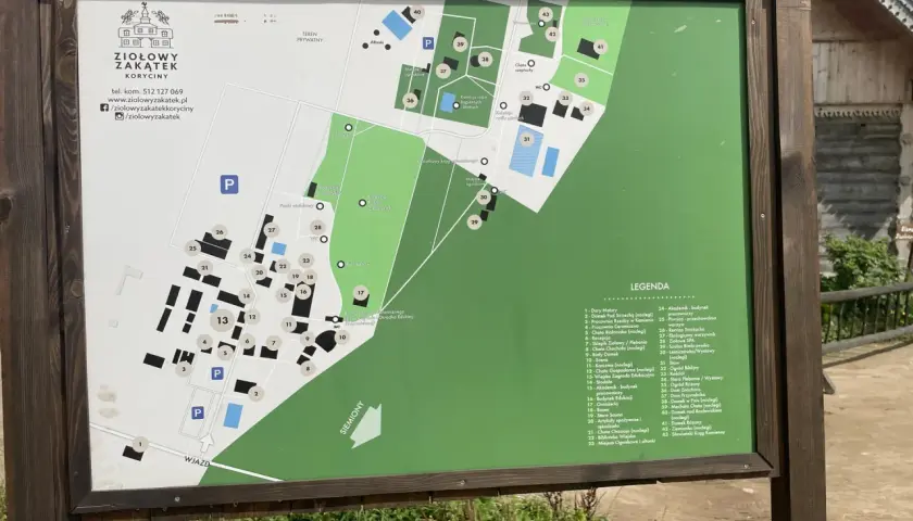 Mapa Ziołowego Zakątka Koryciny z legendą atrakcji, w tym domków, pracowni i ogrodów. Idealne miejsce na wycieczkę i poznawanie lokalnych skarbów.