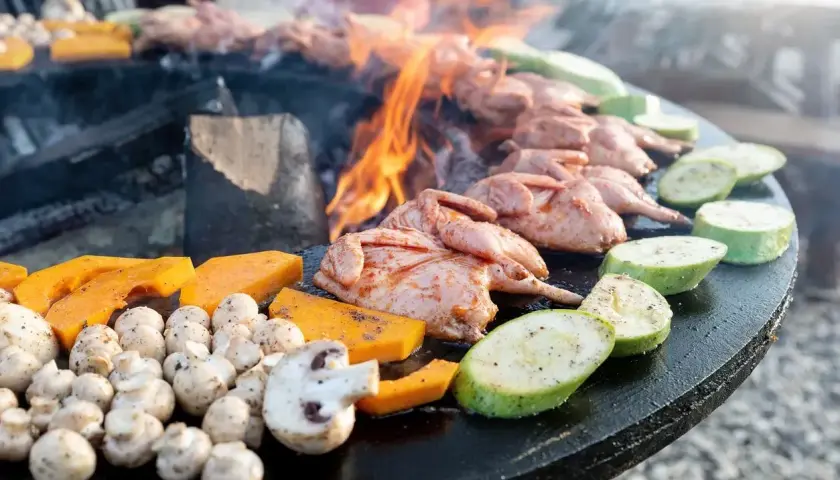 Pyszne przepiórki, dynia, cukinia i pieczarki czekają na grilla. Idealne menu na letnie wieczory.