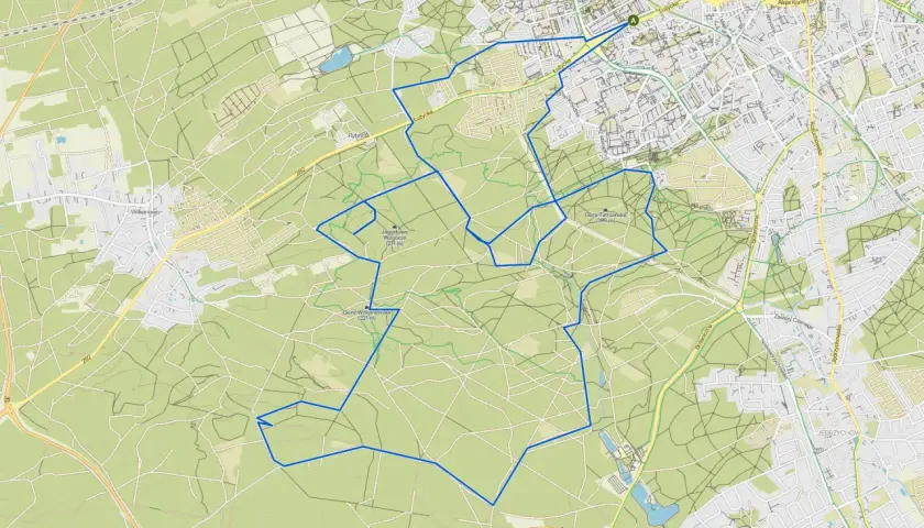 Mapa turystyczna z zaznaczoną trasą rowerową wokół Zielonej Góry. Szlak prowadzi przez tereny leśne i pagórkowate, mijając wzgórza takie jak Góra Wilkanowska.
