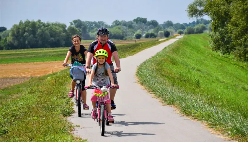 Rodzina cieszy się jazdą na rowerach po malowniczych trasach rowerowych Małopolska.