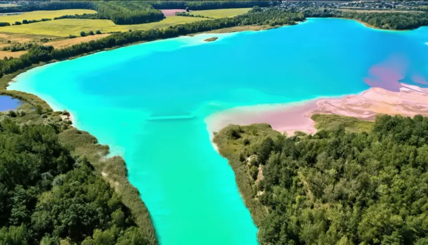 Turkusowe jezioro i różowe plaże tworzą krajobraz jak z Malediwów w Polsce.