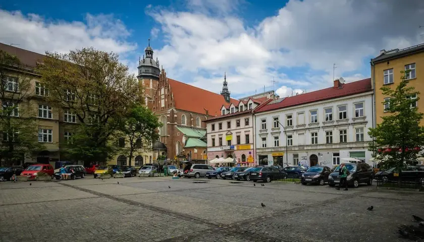 Rynek w krakowskiej dzielnicy żydowskiej z kościołem Mariackim w tle.