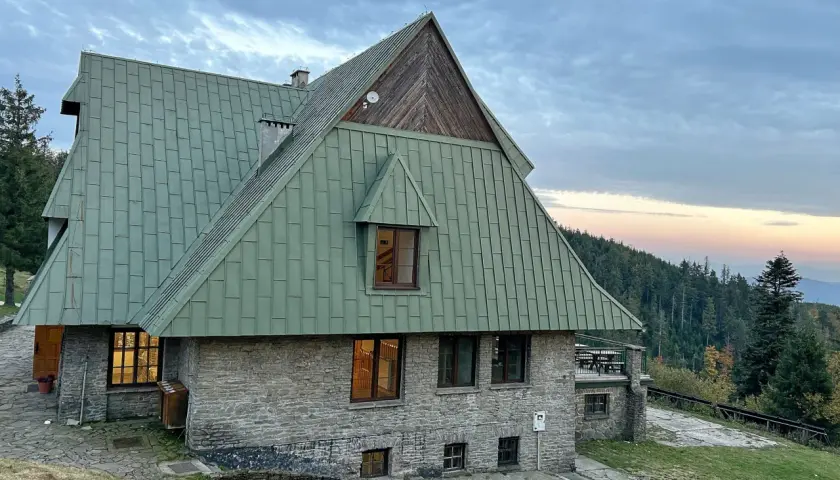 Bacówka pod Trójgarbem: Historia, kontrowersje i przyszłość schroniska