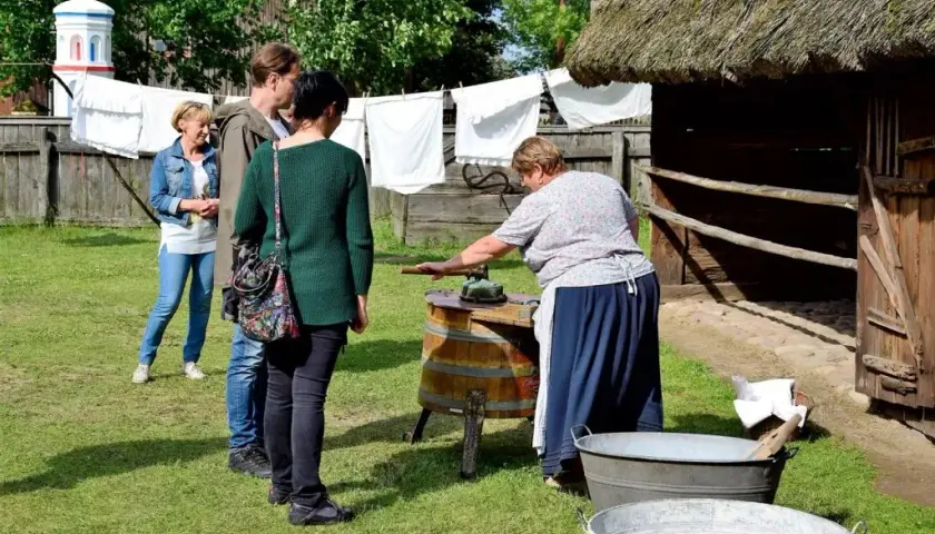 Żywy skansen: Odkryj fascynujący świat tradycyjnej kultury ludowej
