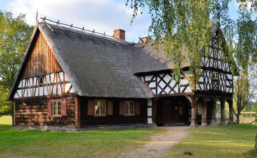 Skansen w Polsce: odkryj niezwykłe miejsca pełne tradycji i historii