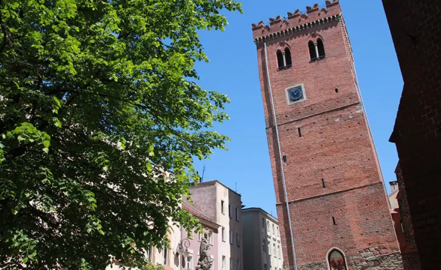 Krzywa wieża w Polsce - Toruń czy Ząbkowice? Którą wybrać?