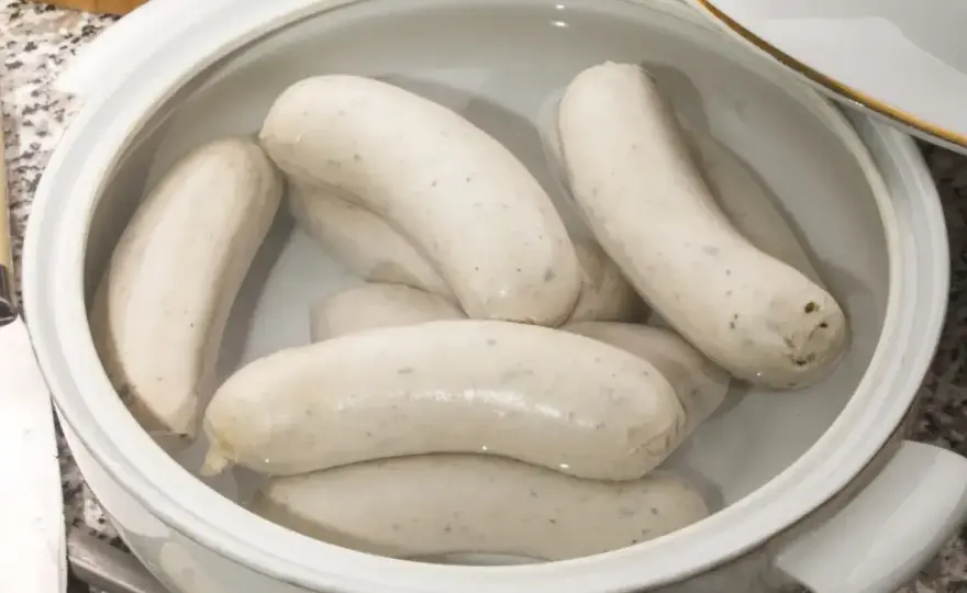 Biała kiełbasa parzona - jak ją wybrać, przygotować i podać?