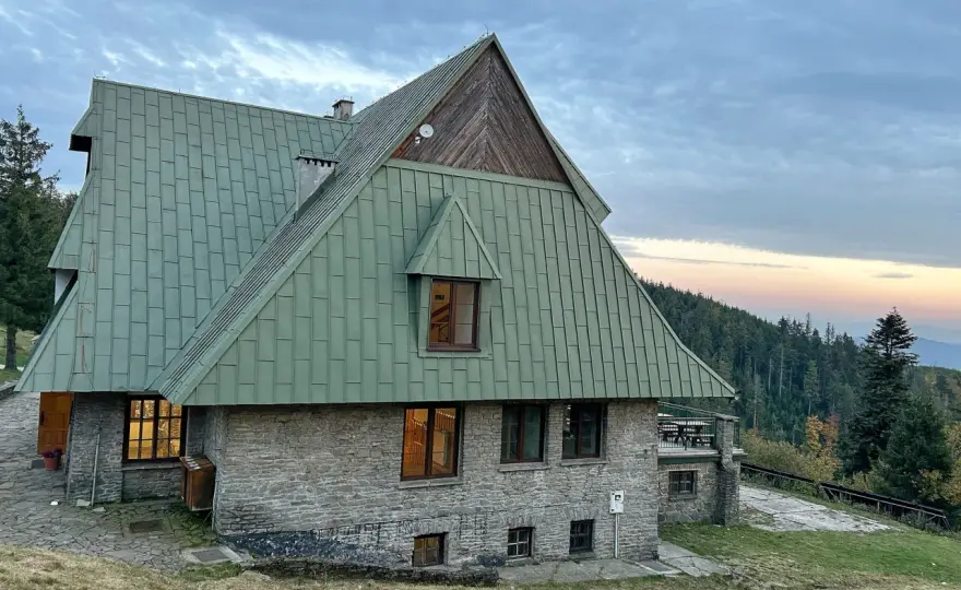 Bacówka pod Trójgarbem: Historia, kontrowersje i przyszłość schroniska