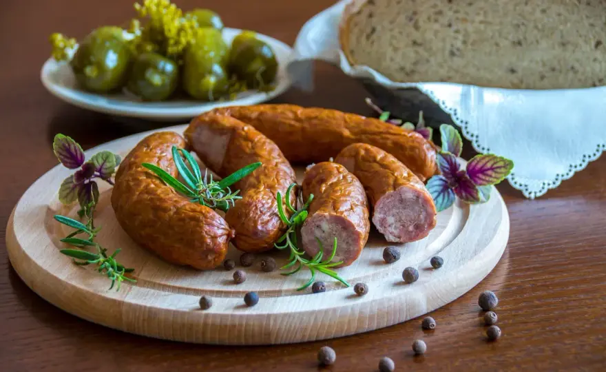 Kiełbasa podwawelska - jak wybrać i podać ją z pomysłem