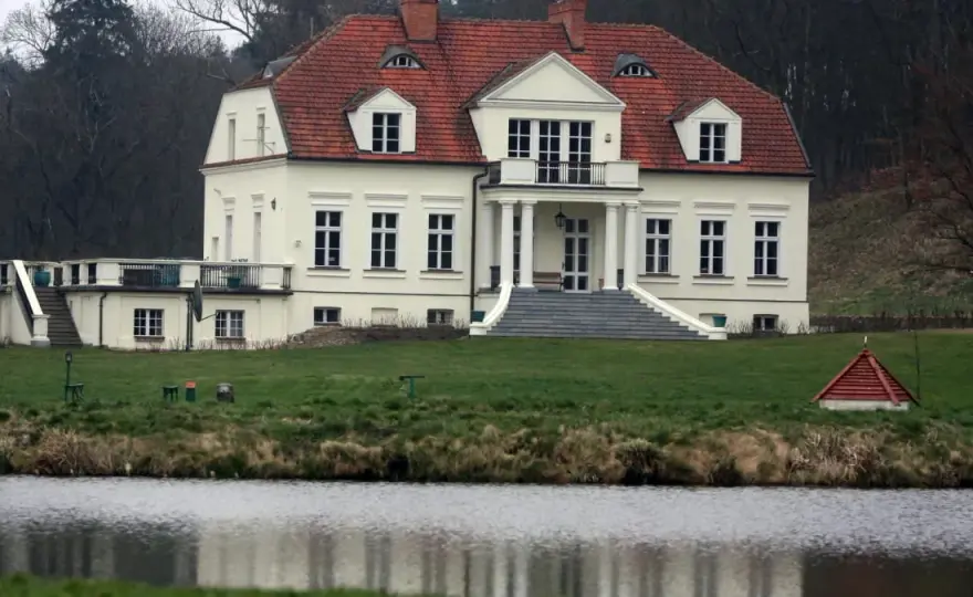 Dworek Sikorskiego w Chobielinie - historia, architektura i zwiedzanie