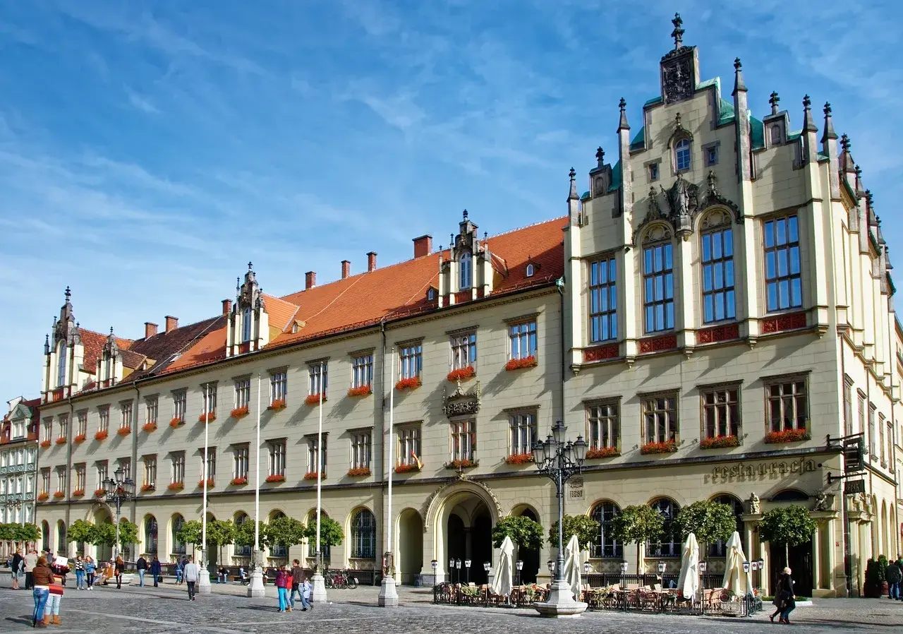 Rynek we Wrocławiu, z piękną kamienicą i kawiarnianymi ogródkami. Ciekawostki o Wrocławiu czekają na odkrycie!