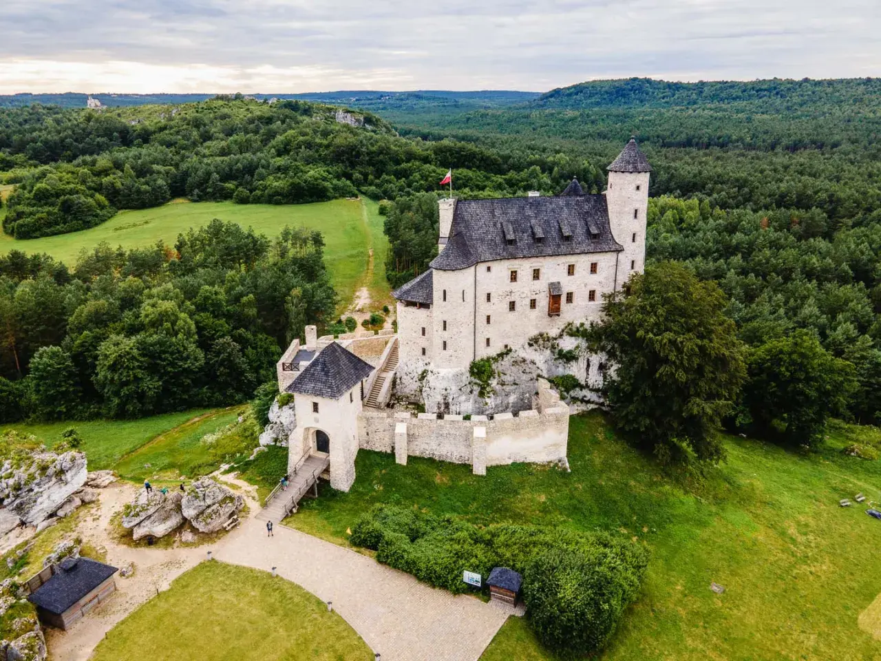 Zamek Bobolice, malowniczo położony wśród lasów. Sprawdź cennik zwiedzania i zaplanuj wizytę w tym historycznym miejscu.