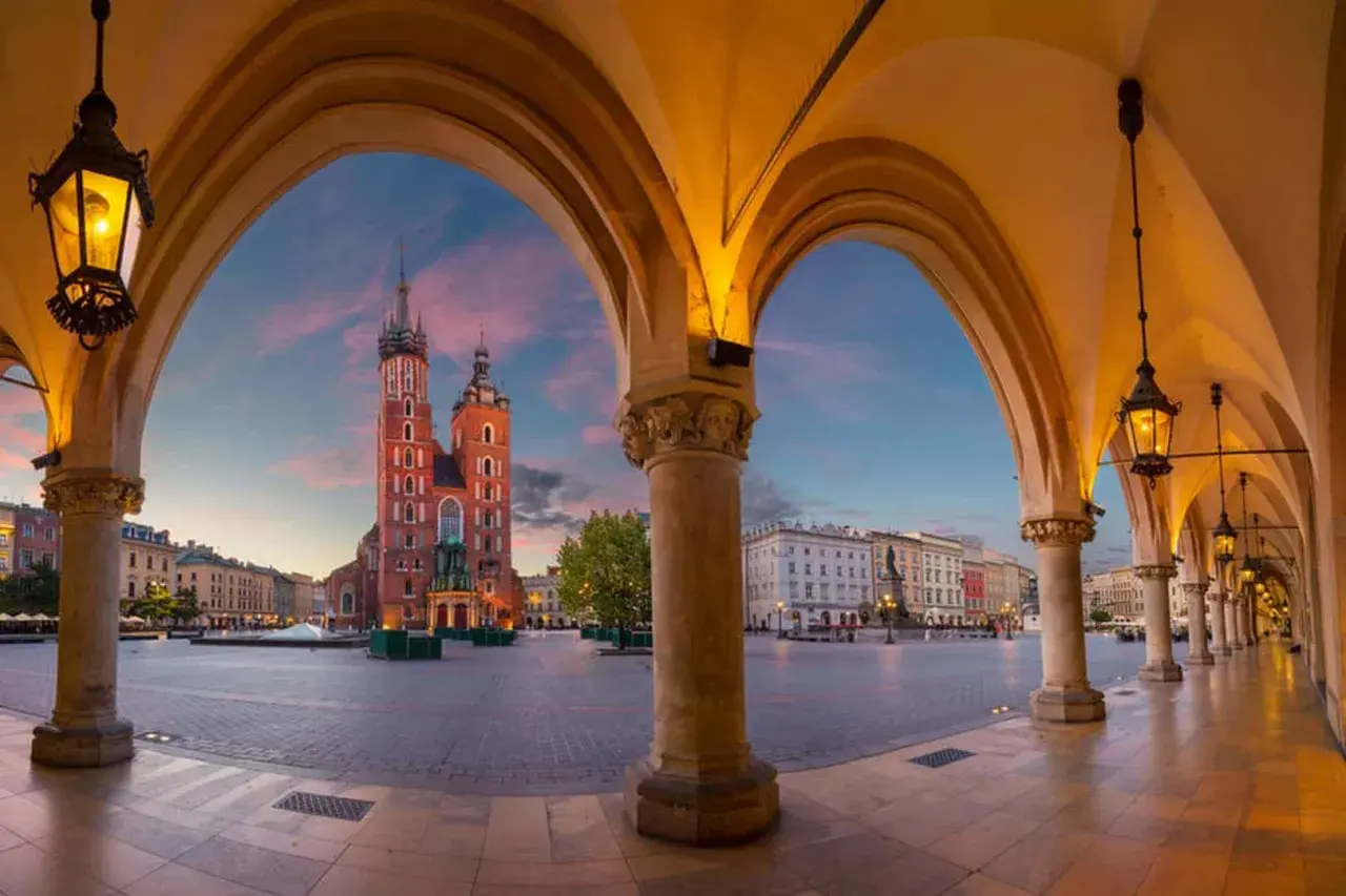 Krakowski Rynek Główny o zmierzchu, z Sukiennicami i Kościołem Mariackim w tle. Jedno z najpiękniejszych miejsc w Polsce.