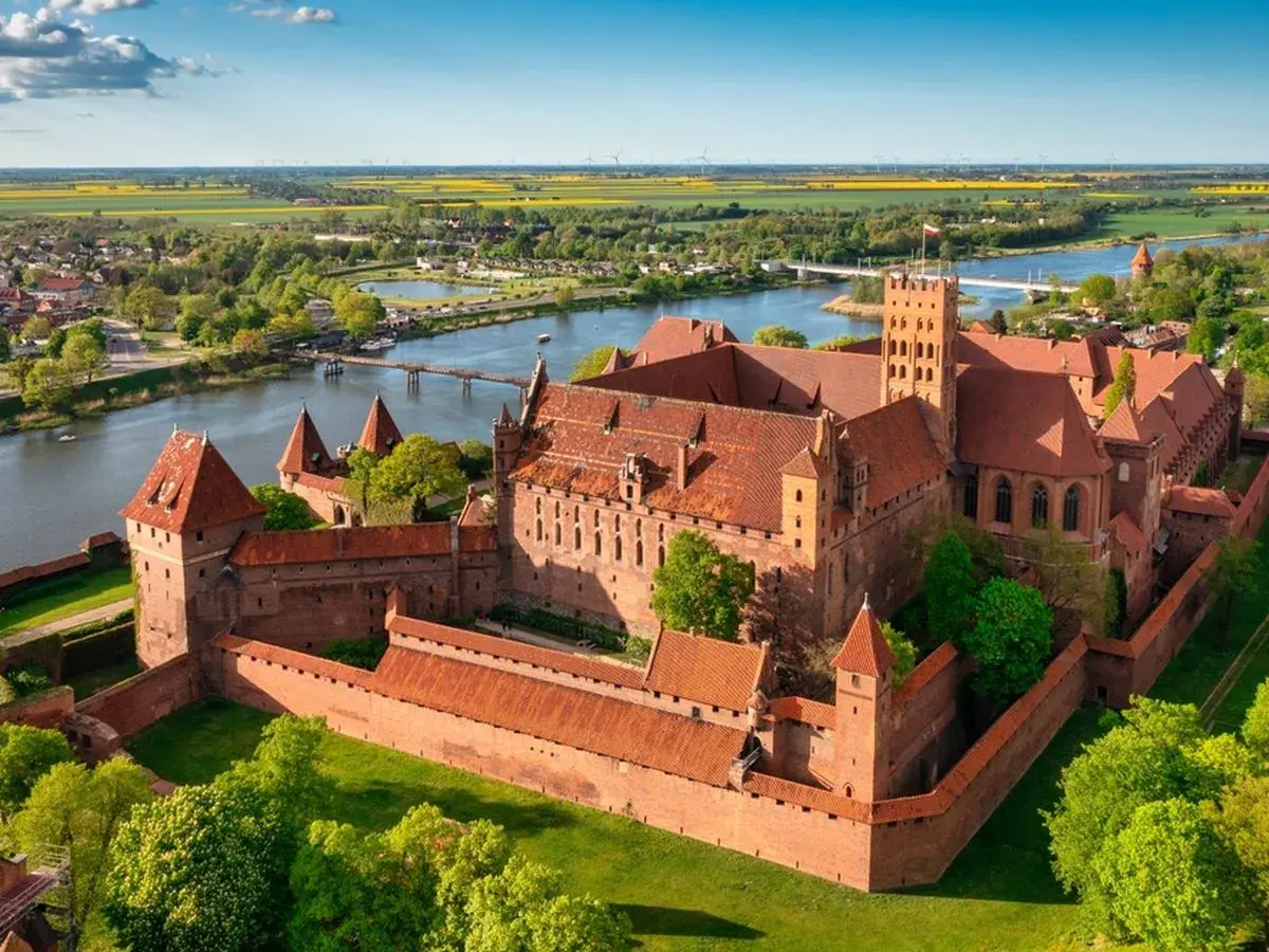 Imponujący zamek w Malborku, największa ceglana twierdza świata. Poznaj zamek w Malborku ciekawostki i jego historię.