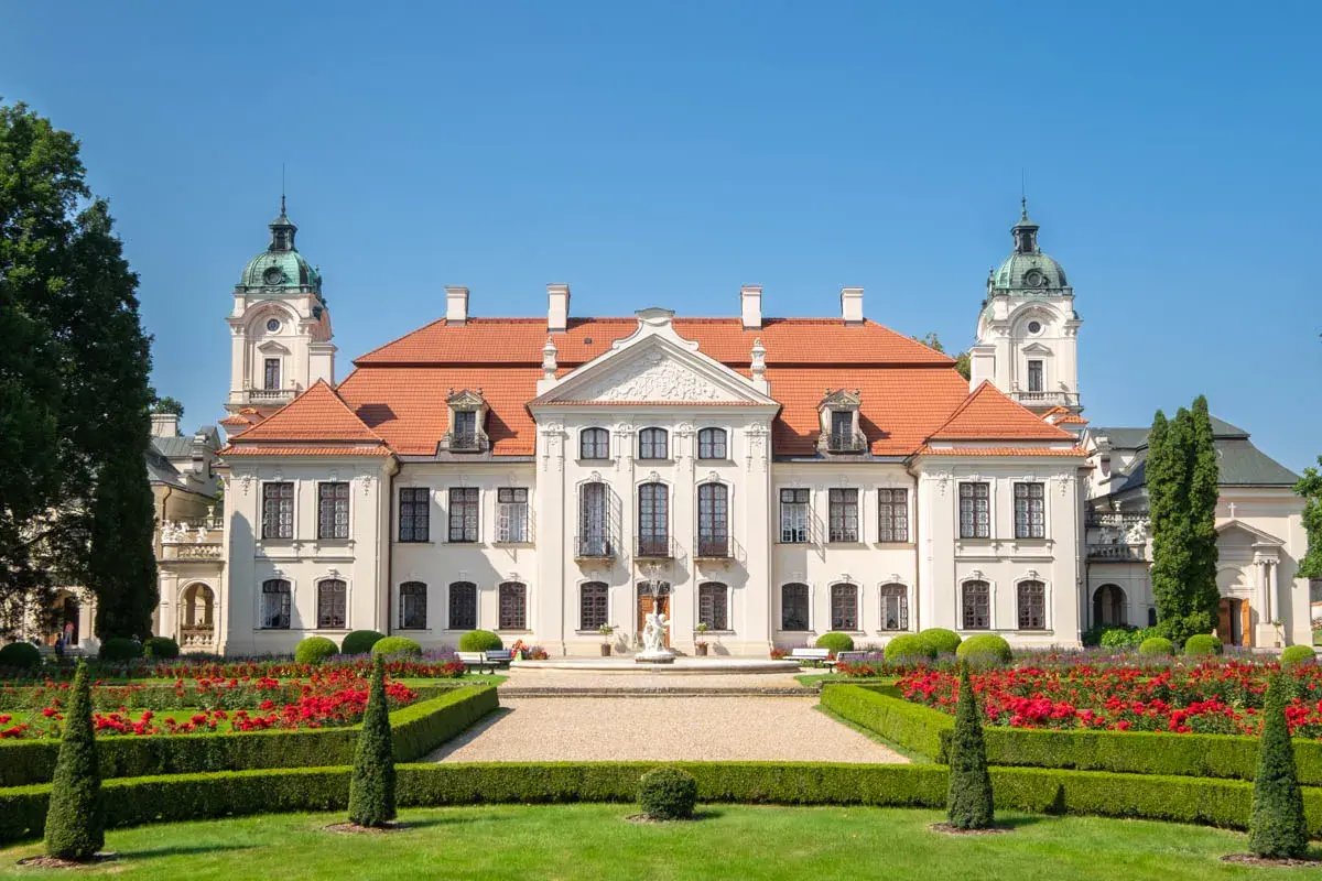 Pałac w Kozłówce z pięknymi ogrodami, fontanną i kwitnącymi różami. Wspaniałe kozłówka atrakcje zachwycają o każdej porze roku.