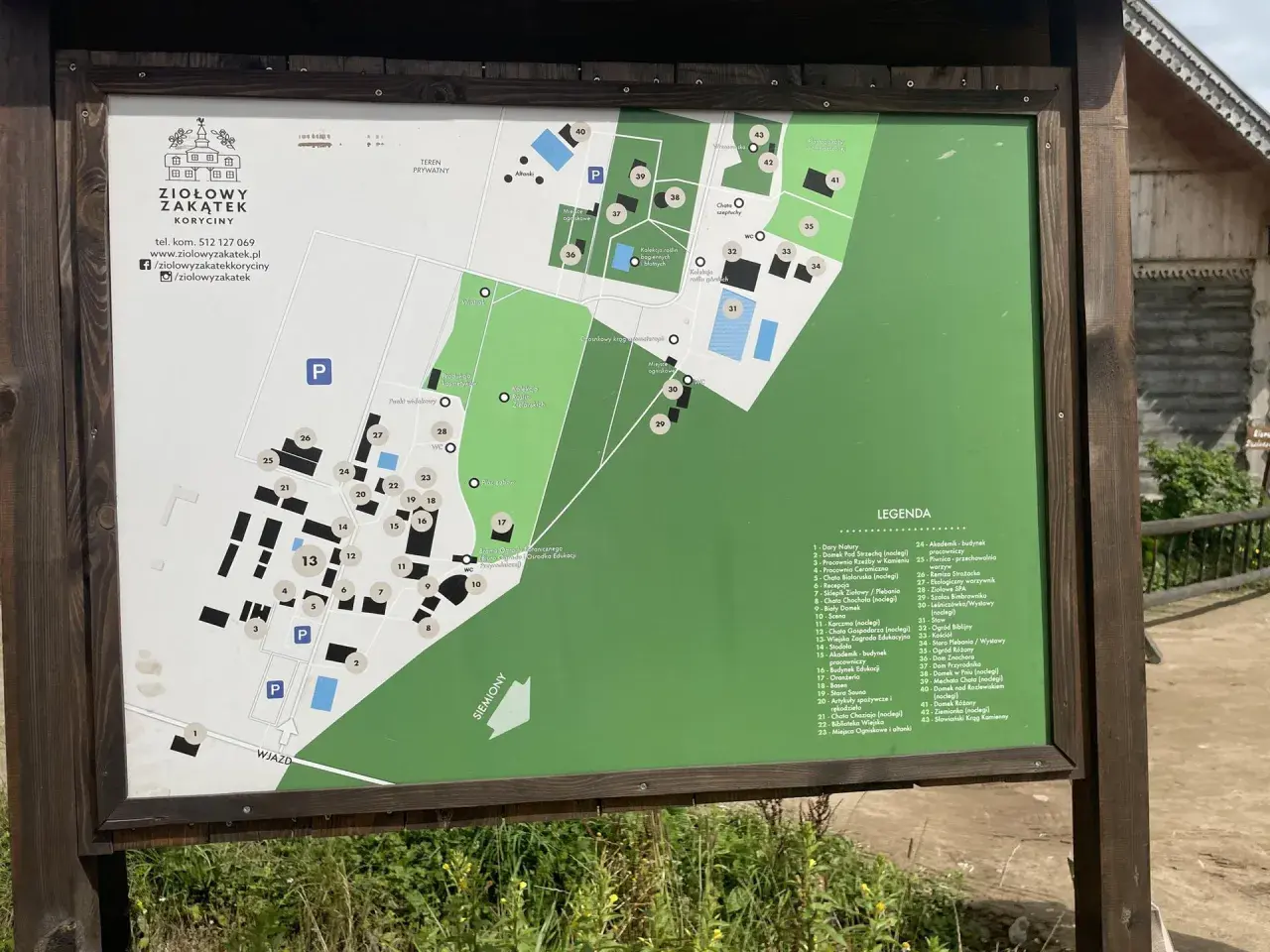 Mapa Ziołowego Zakątka Koryciny z legendą atrakcji, w tym domków, pracowni i ogrodów. Idealne miejsce na wycieczkę i poznawanie lokalnych skarbów.