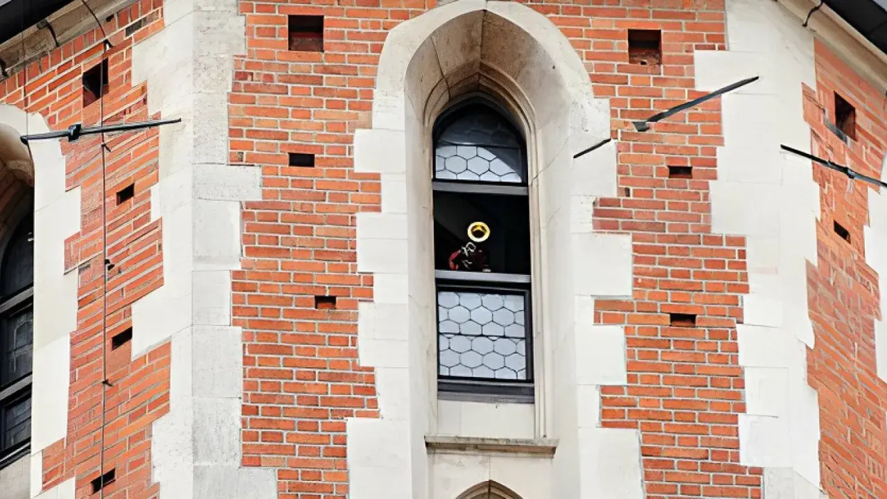 Trębacz gra hejnał mariacki z okna wieży.