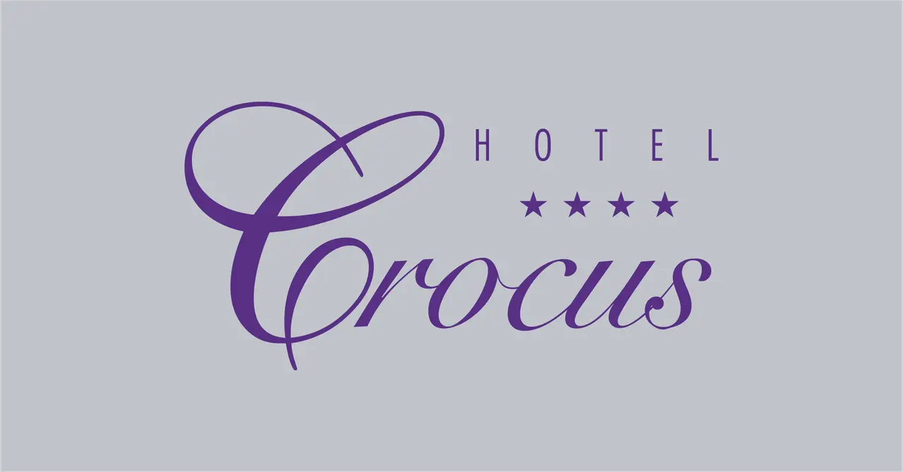 Eleganckie logo hotelu Crocus z fioletowym napisem i trzema gwiazdkami.