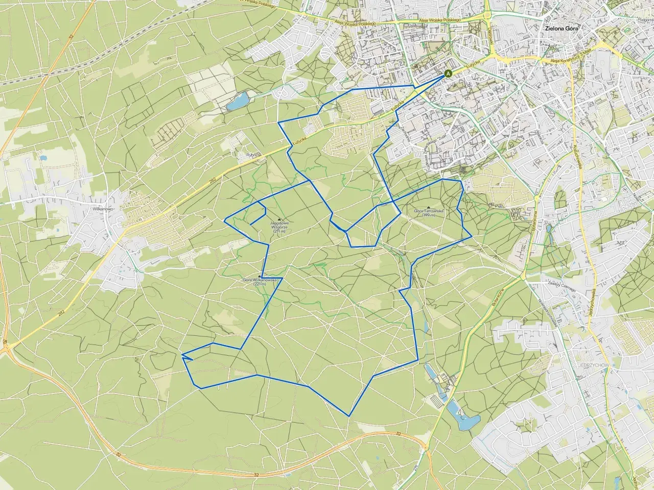 Mapa turystyczna z zaznaczoną trasą rowerową wokół Zielonej Góry. Szlak prowadzi przez tereny leśne i pagórkowate, mijając wzgórza takie jak Góra Wilkanowska.