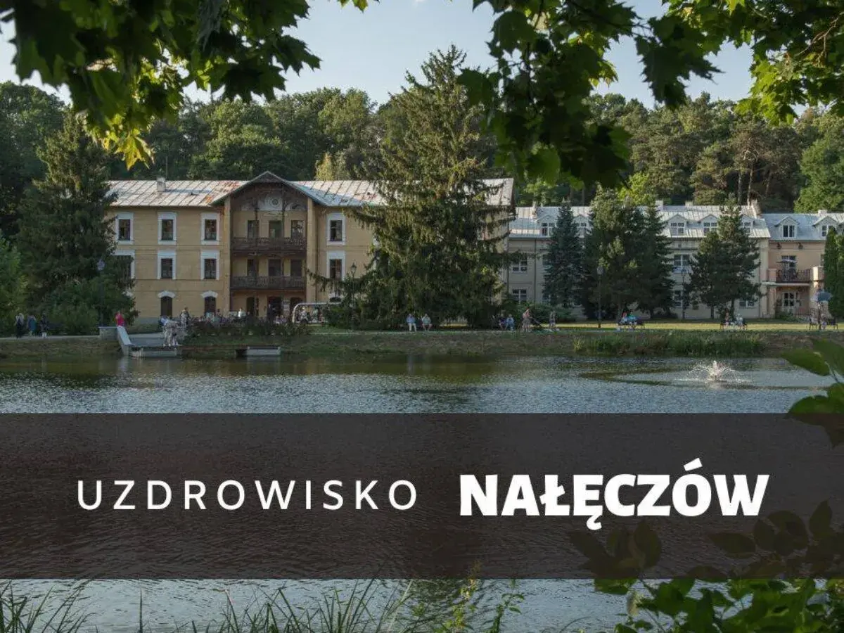 Uzdrowisko Nałęczów oferuje wspaniałe atrakcje na weekend. Malowniczy staw i zabytkowe budynki tworzą idealne tło do relaksu.