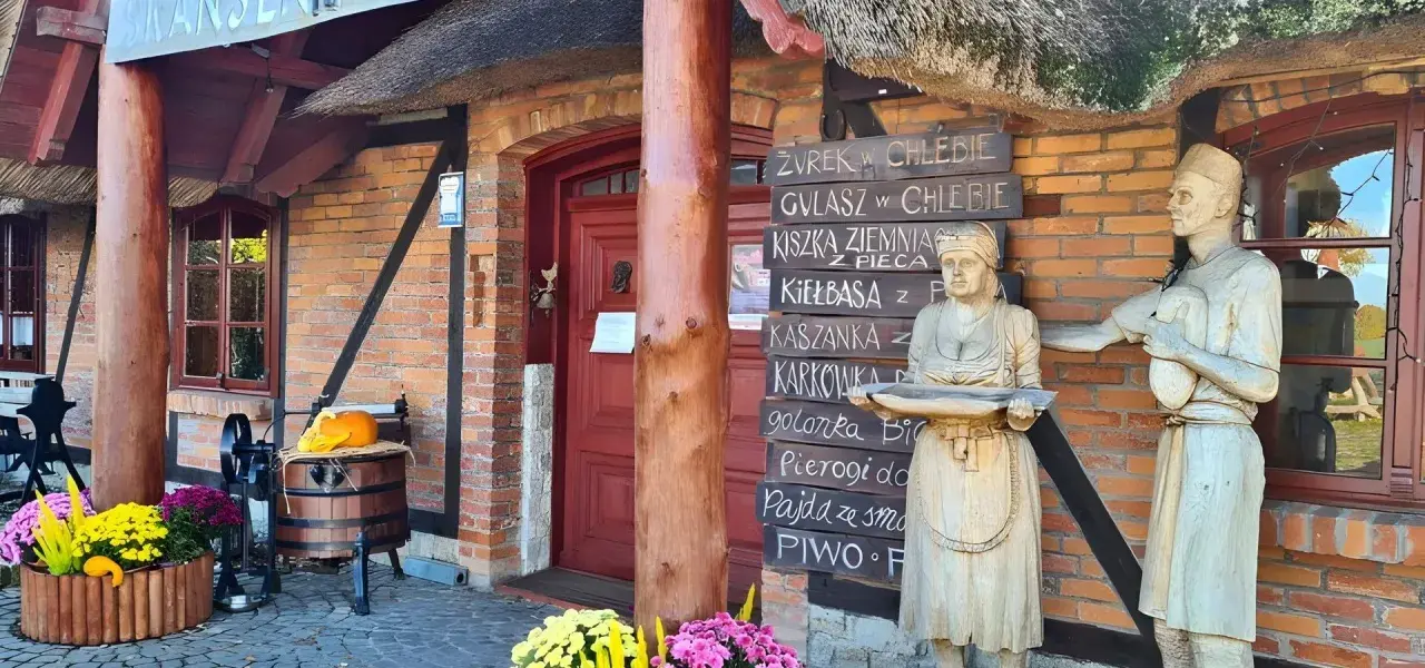Skansen chleba Ustronie Morskie: cennik dań w chlebie, kiełbasa, pierogi i inne przysmaki.
