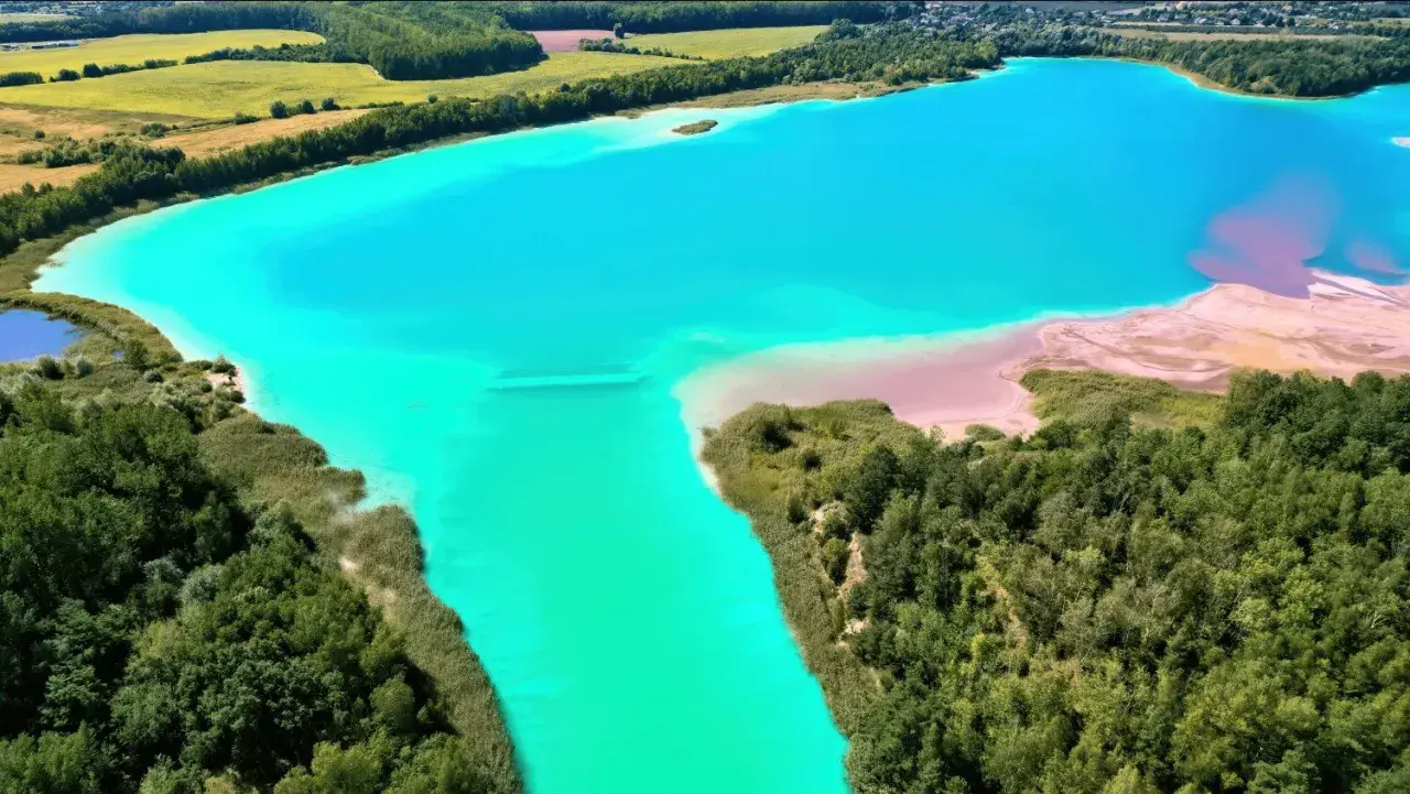 Turkusowe jezioro i różowe plaże tworzą krajobraz jak z Malediwów w Polsce.