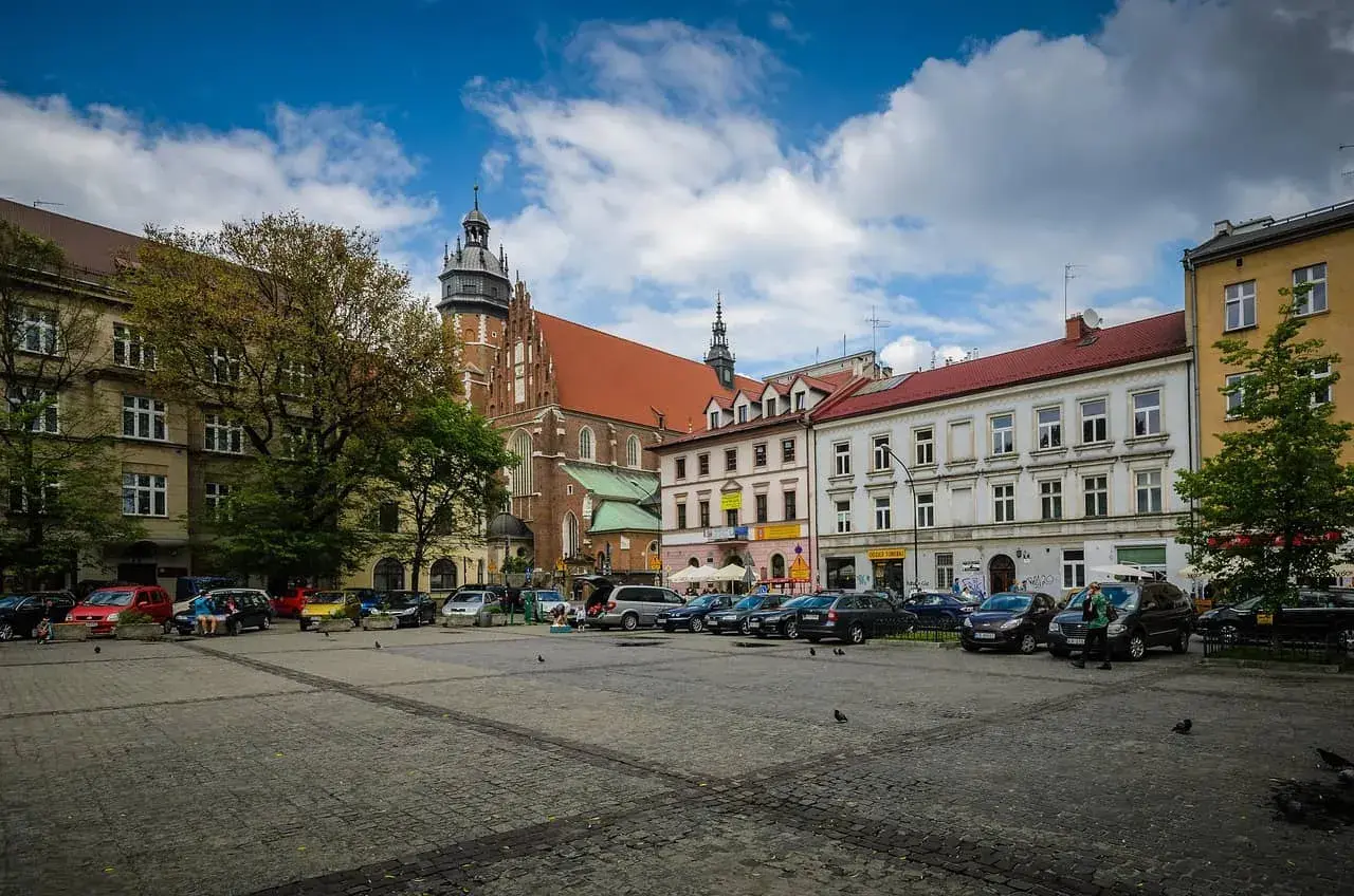 Rynek w krakowskiej dzielnicy żydowskiej z kościołem Mariackim w tle.