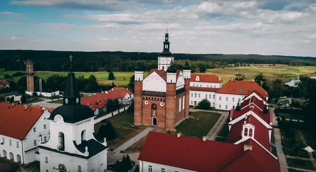Klasztor w Supraślu, jedna z pereł Podlasia, to wspaniałe miejsce, które warto odwiedzić, planując wycieczkę po atrakcjach Białegostoku i okolic.