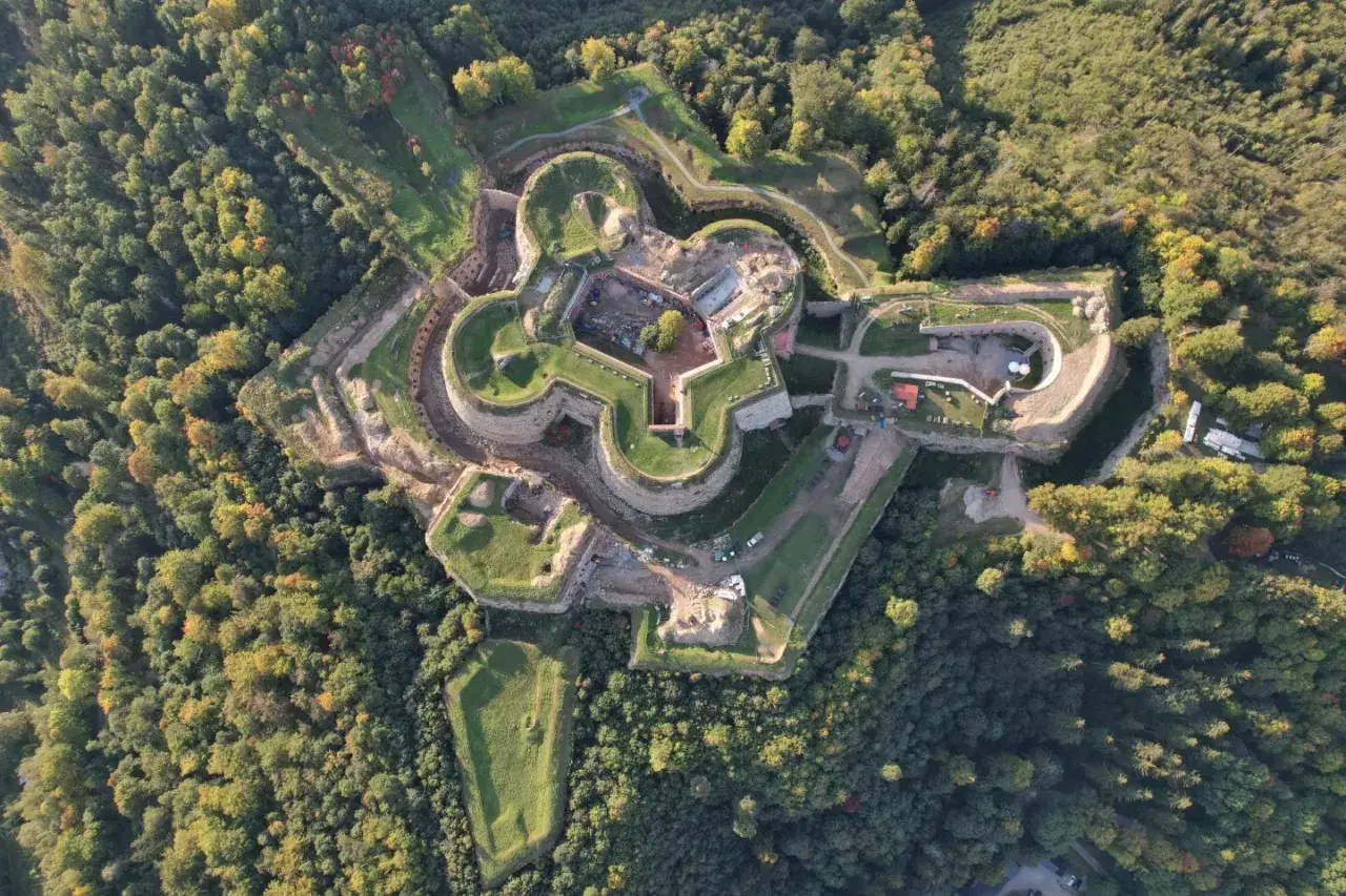 Fortyfikacje w kształcie gwiazdy otoczone lasem. Srebrna Góra oferuje unikalne atrakcje historyczne i widokowe.