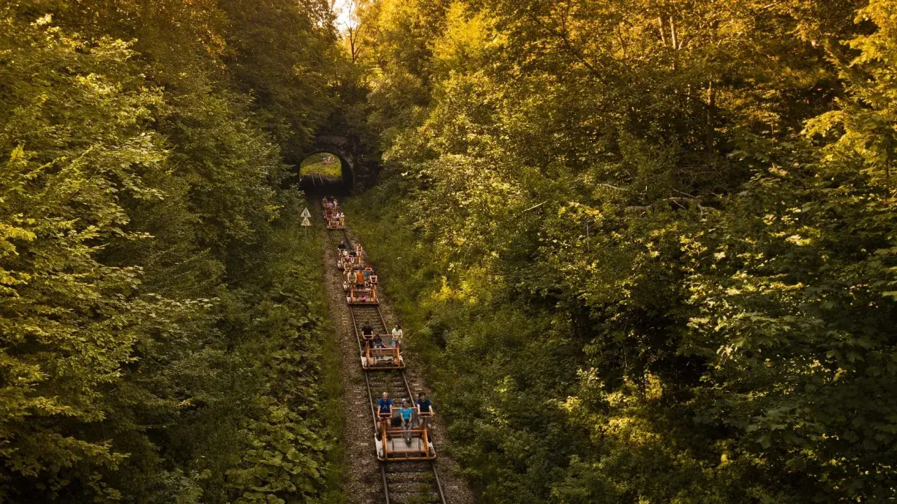 Wycieczka drezyną przez las to świetny pomysł, gdzie jechać na weekend na Podkarpaciu. Malownicza trasa i zielone otoczenie.