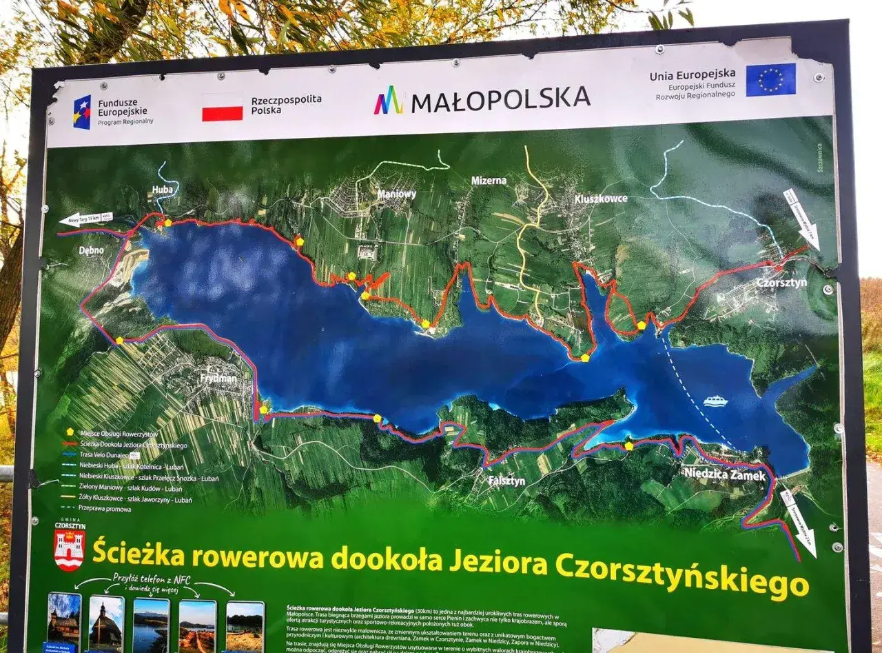 Mapa szlaku rowerowego wokół Jeziora Czorsztyńskiego z zaznaczonymi trasami i miejscowościami.