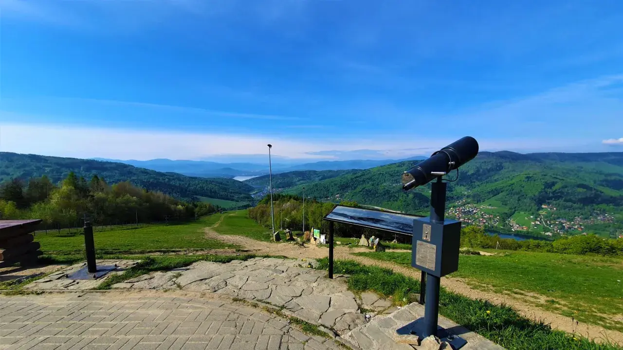 Góra Żar oferuje wspaniałe widoki i atrakcje. Lornetka na szczycie zaprasza do podziwiania panoramy Beskidów i Jeziora Żywieckiego.