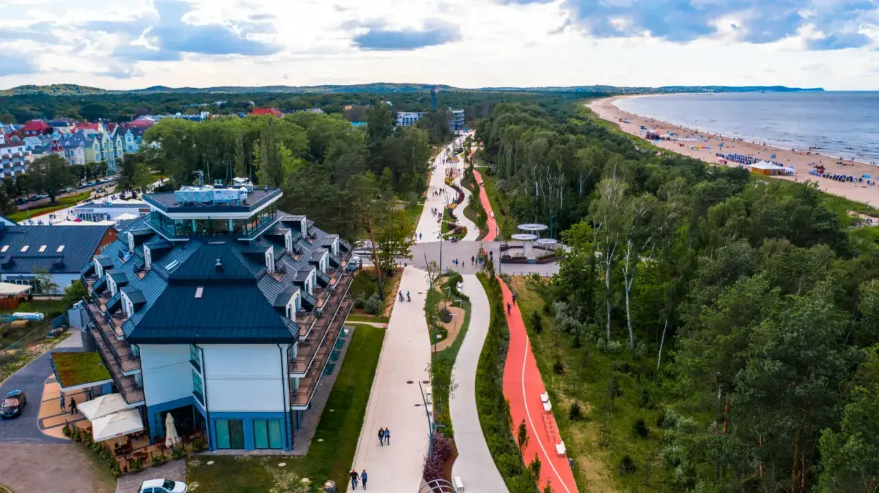 Nowoczesna promenada w Świnoujściu oferuje liczne atrakcje: ścieżki rowerowe, spacerowe, tereny zielone i widok na morze.