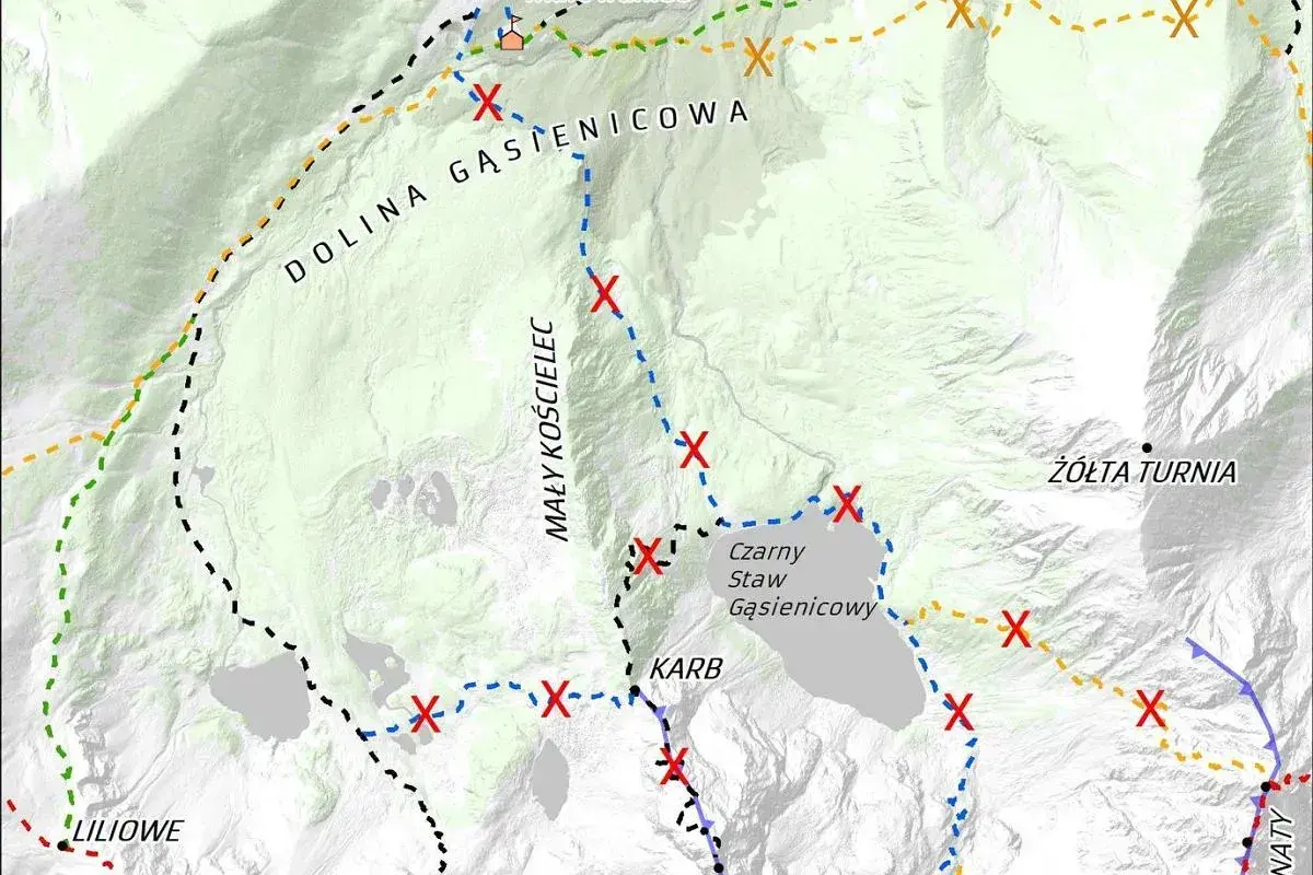 Mapa szlaków turystycznych w Dolinie Gąsienicowej. Widoczne oznaczenia szlaków, jeziora i punkty orientacyjne.