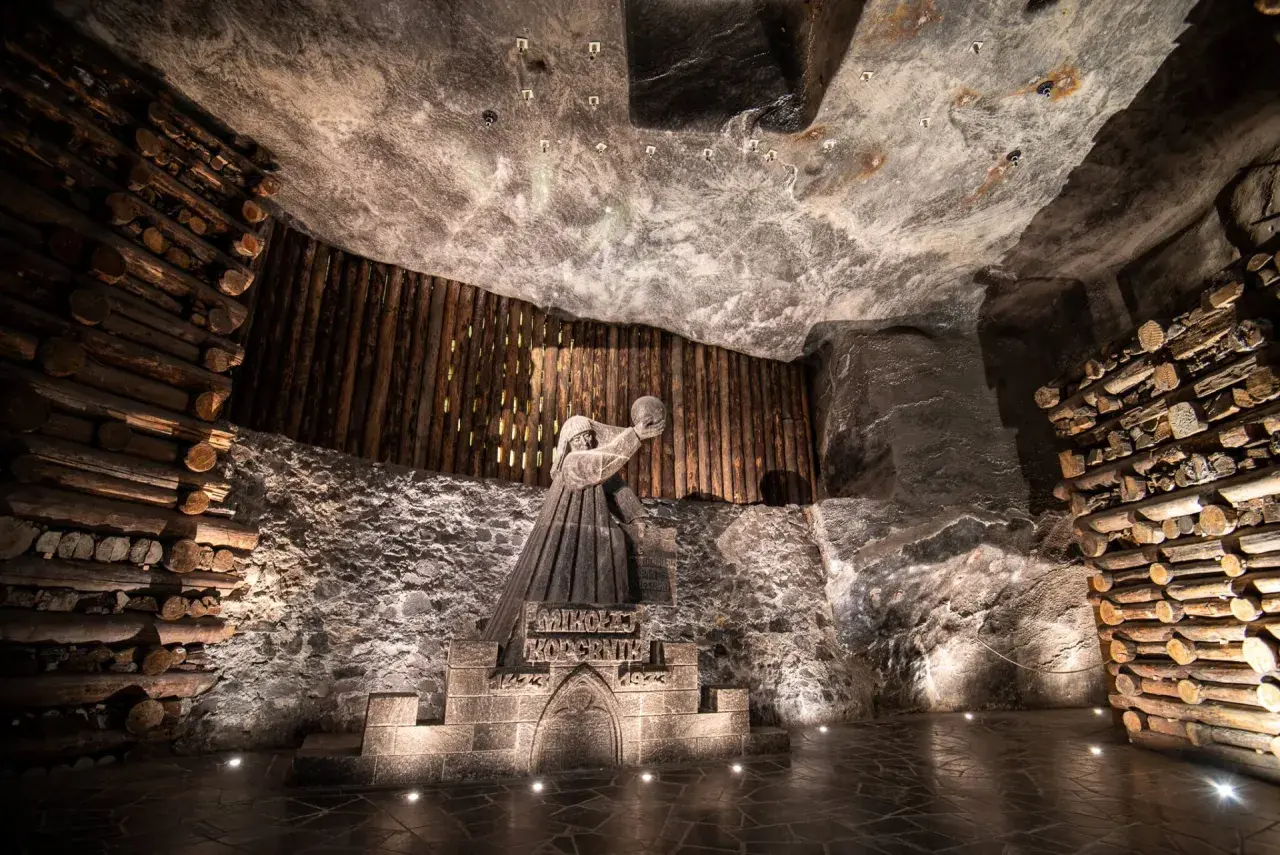 Rzeźba Kopernika w kopalni soli w Wieliczce. Podziemne komory kopalni, drewniane podpory i solne ściany tworzą niezwykłą atmosferę.