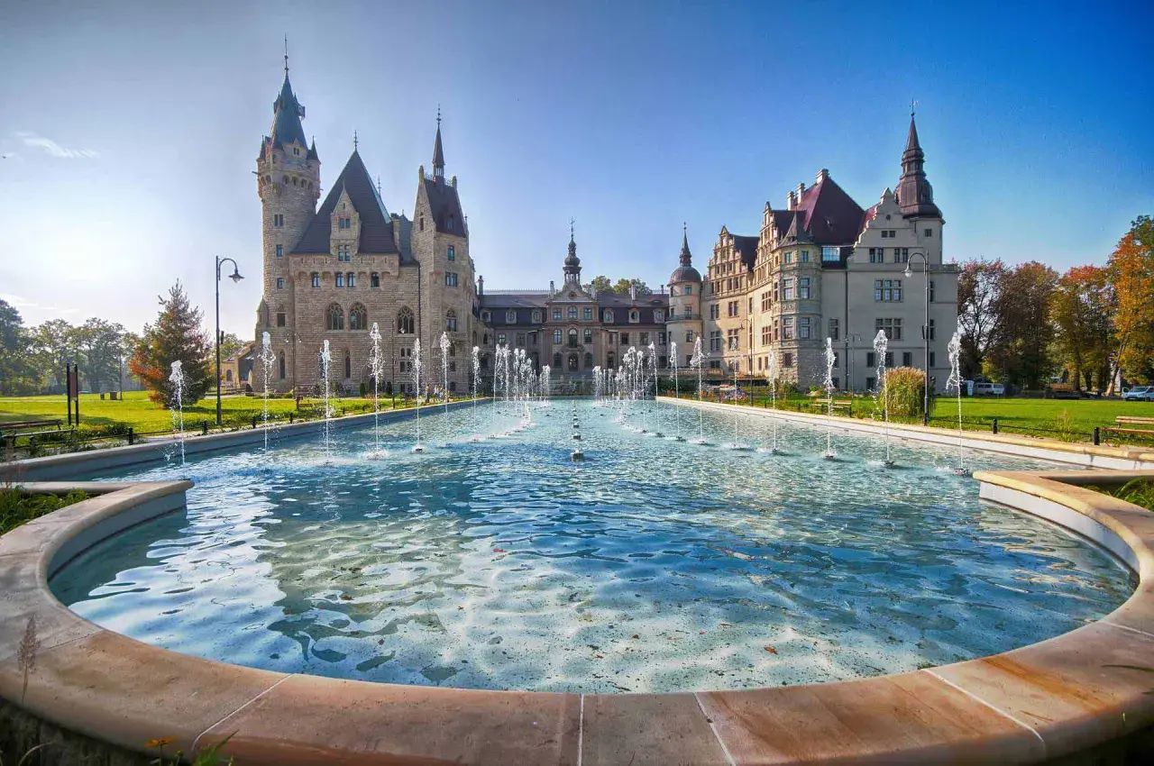 Zamek Moszna z fontannami, jedna z największych atrakcji Opolszczyzny, zaprasza do podziwiania swojej architektury.