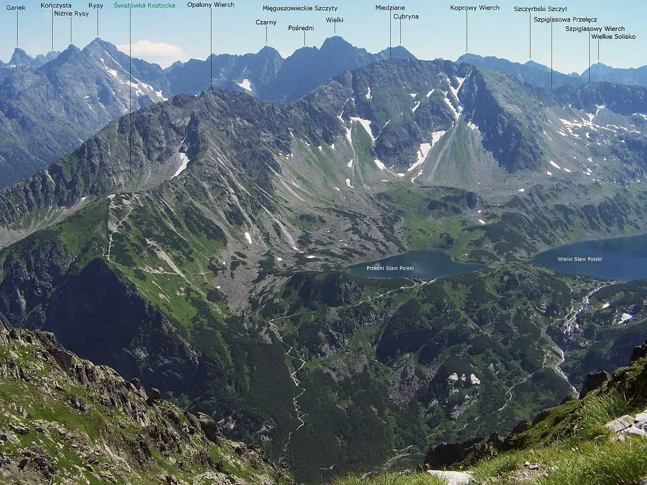 Majestatyczne tatry zachodnie szczyty, w tym Rysy i Mięguszowieckie, górują nad Przednim i Wielkim Stawem Polskim.