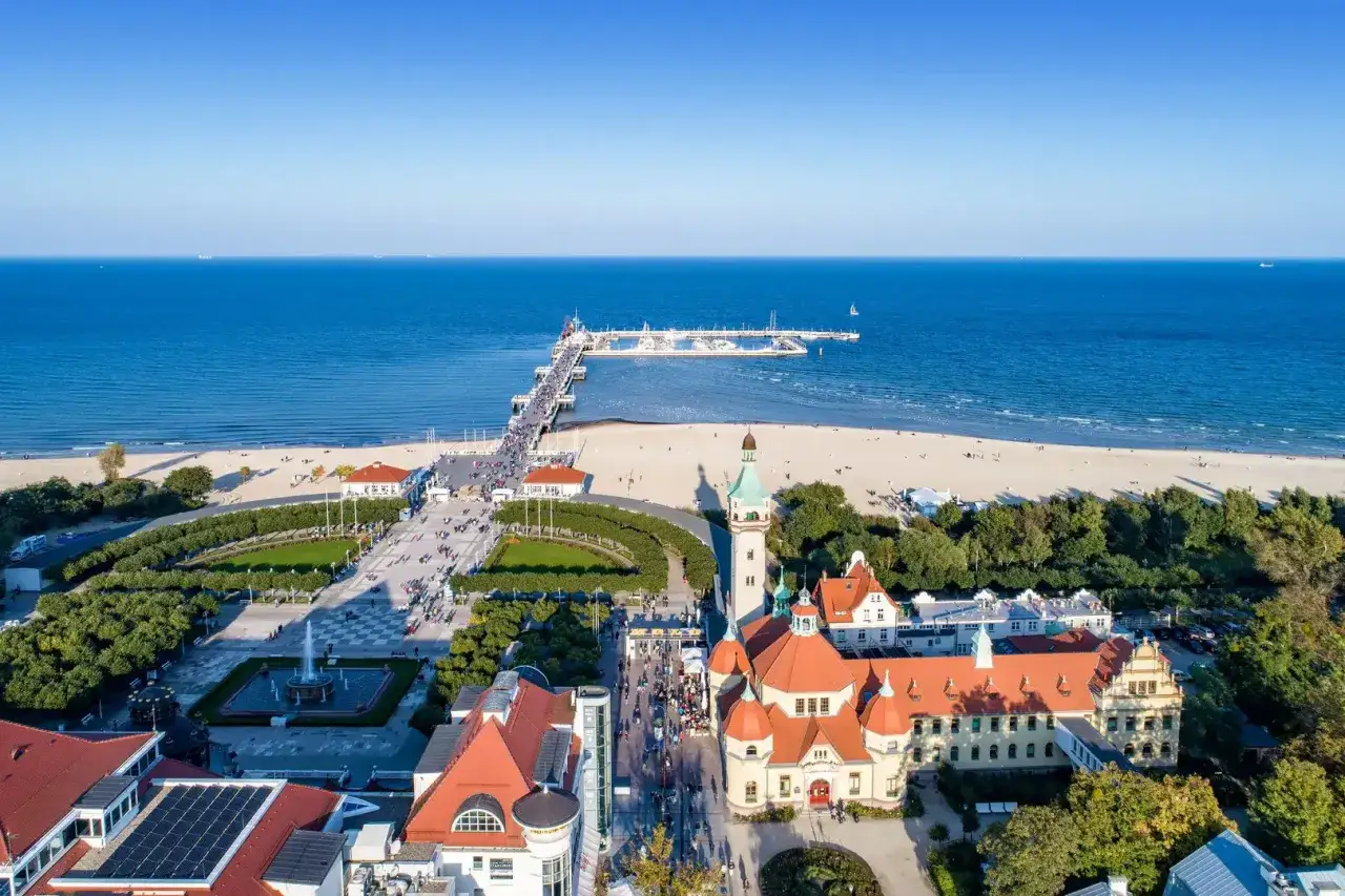 Sopot: molo, plaża i zabytkowe budynki. Idealne miejsce na relaks i odkrywanie atrakcji dla dorosłych nad Bałtykiem.