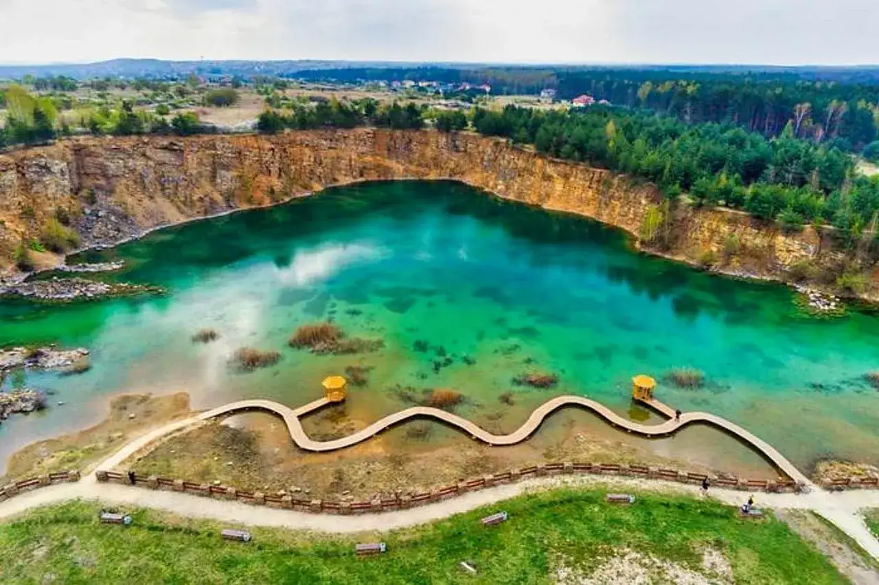 Turkusowa woda w zalewie Gródek Jaworzno zachwyca. Warto sprawdzić park Gródek Jaworzno cena wstępu, by zobaczyć to cudo natury.