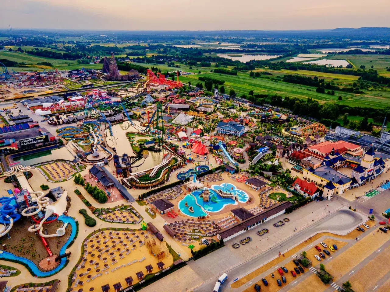 Widok z lotu ptaka na Energylandia, park rozrywki z licznymi atrakcjami, zjeżdżalniami i kolejkami. Wiele pozytywnych energylandia opinie potwierdza jego atrakcyjność.