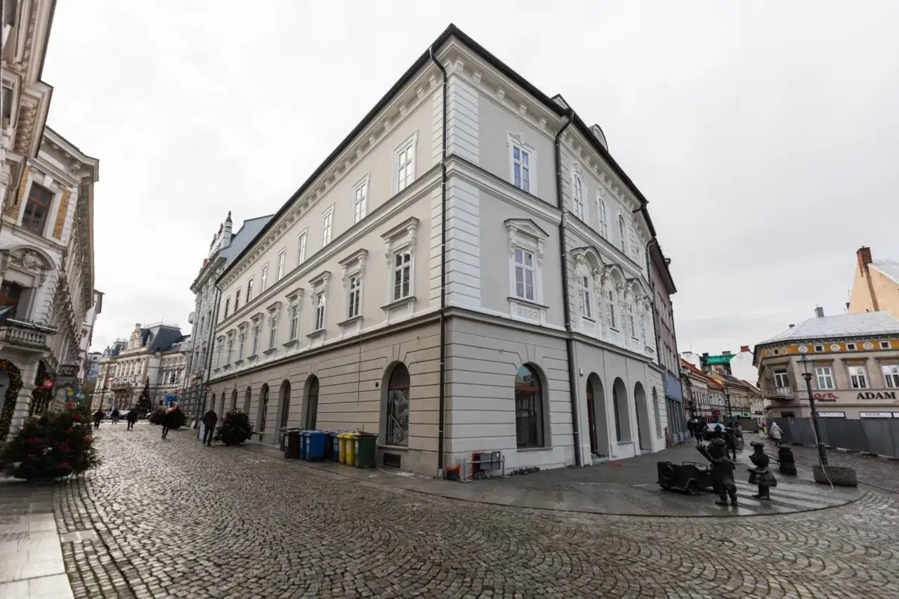 Ulica na rynku w Bielsku-Białej z brukowaną nawierzchnią i zabytkowymi kamienicami.