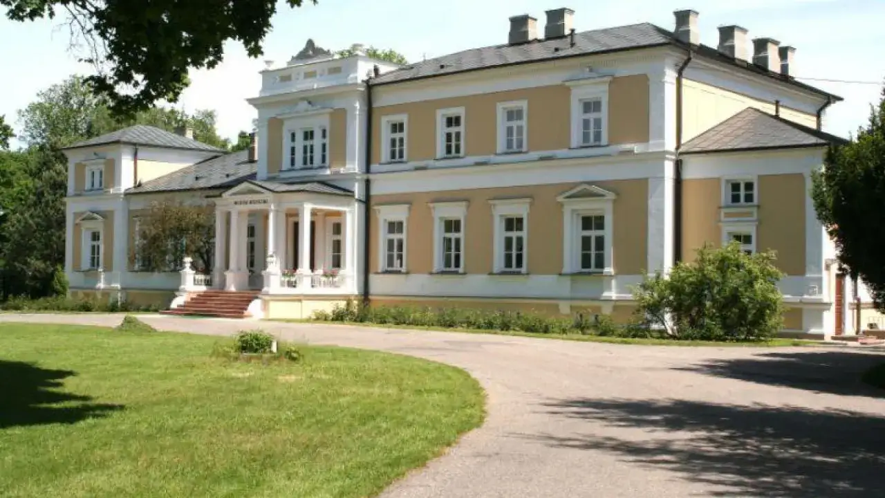 Pałac w Ciechanowcu, dawniej siedziba rodziny Kossakowskich, dziś muzeum. Wspaniałe miejsce, by odkrywać ciechanowieckie atrakcje.