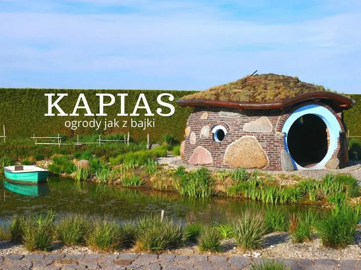 Ogrody Kapias jak z bajki, z domkiem hobbitów i łódką. Sprawdź ogrody kapias cena biletu.