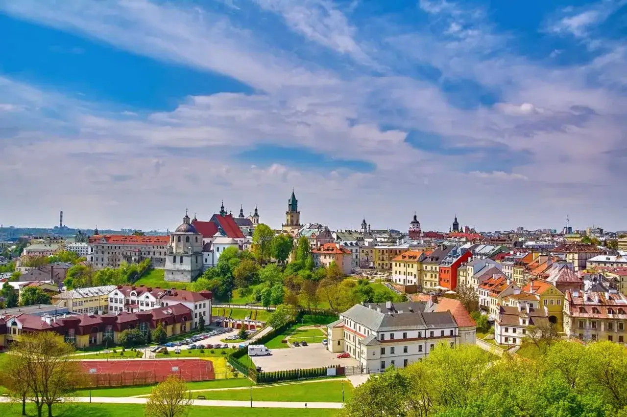 Widok na Lublin z górującymi kościołami i kolorowymi kamienicami. Odkryj lubelszczyzna atrakcje!