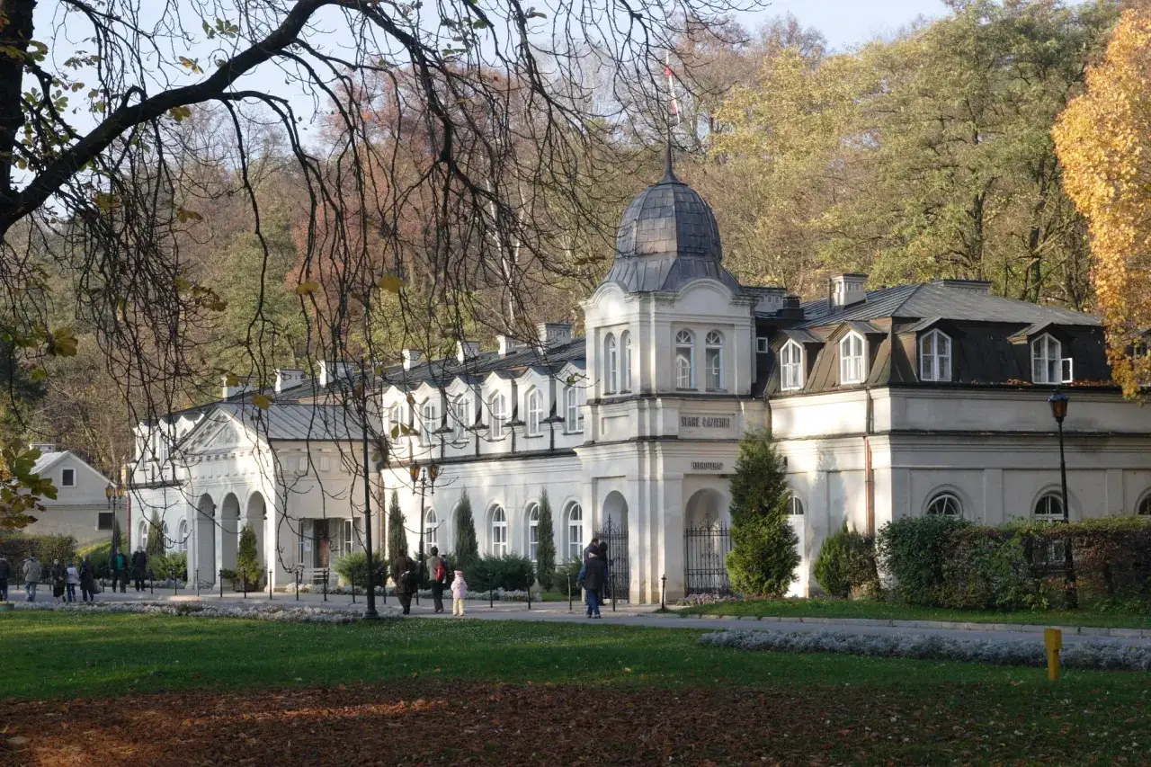 Nałęczów atrakcje na weekend: zabytkowe Stare Łazienki w jesiennej scenerii, idealne na spacer.