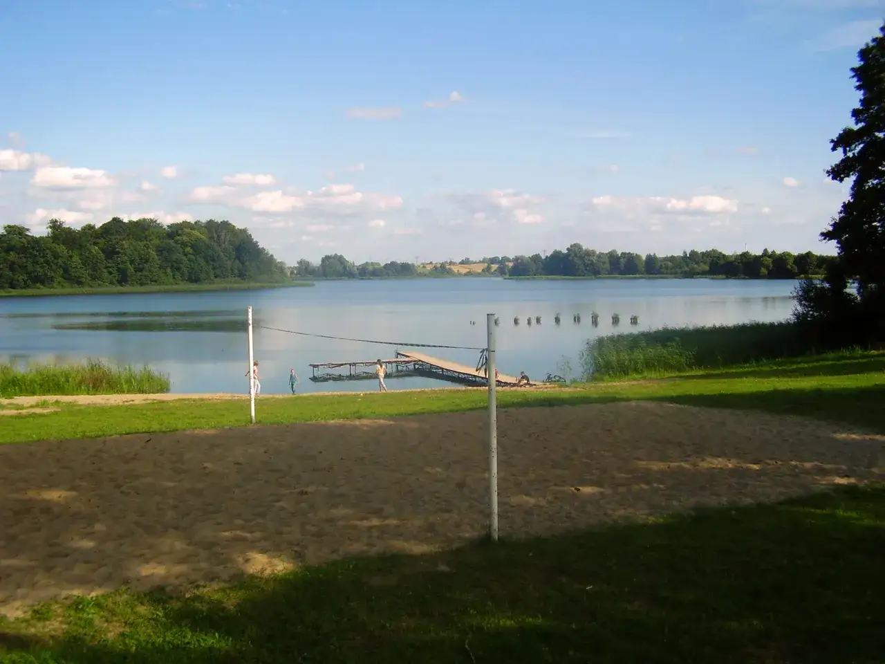 Piękny dzień nad jeziorem Skiertąg. Plaża, molo i zieleń zachęcają do wypoczynku.